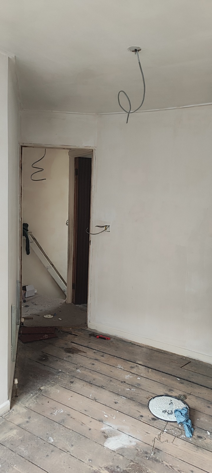 Smoothly finished and repainted reception room — South Wales decorating